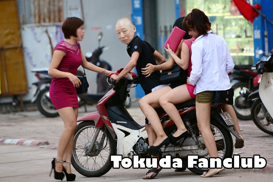 Hình ảnh chế Tokuda bên chân dài hài hước