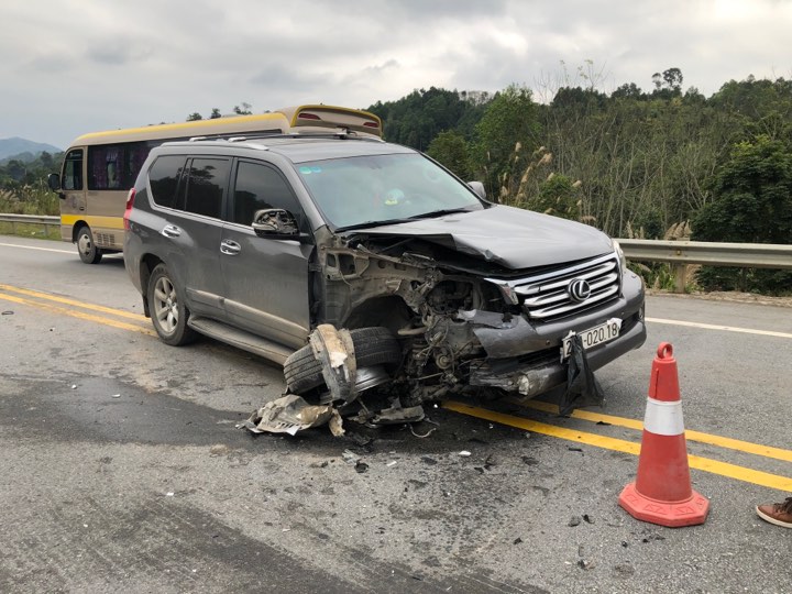 Hai ô tô va chạm nát phần đầu trên cao tốc Nội Bài - Lào Cai | baotintuc.vn
