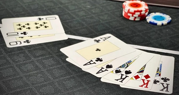 Stud Poker là gì? Hướng Dẫn Các Bước Đơn Giản Chơi Stud Poker