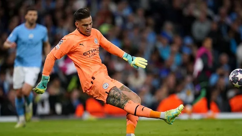 Thủ môn Ederson - thủ môn bất mãn nhất Manchester