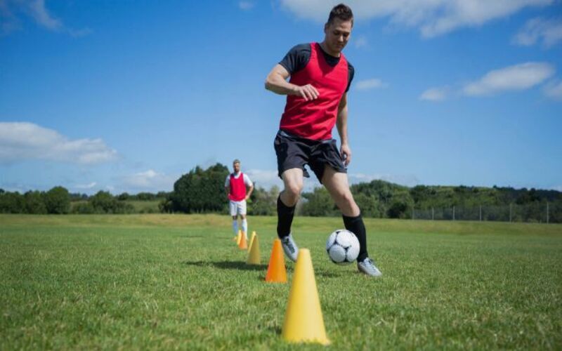 Cách rê bóng: Bí quyết để trở thành một nghệ sĩ bóng đá